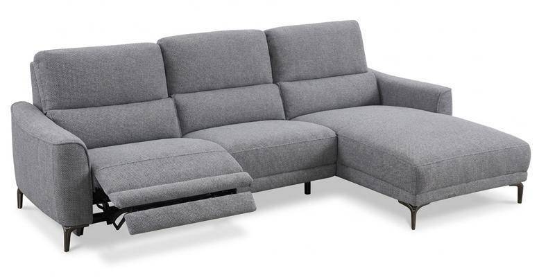 Angolare con seduta relax elettrica e chaise longue, in tessuto antimacchia.