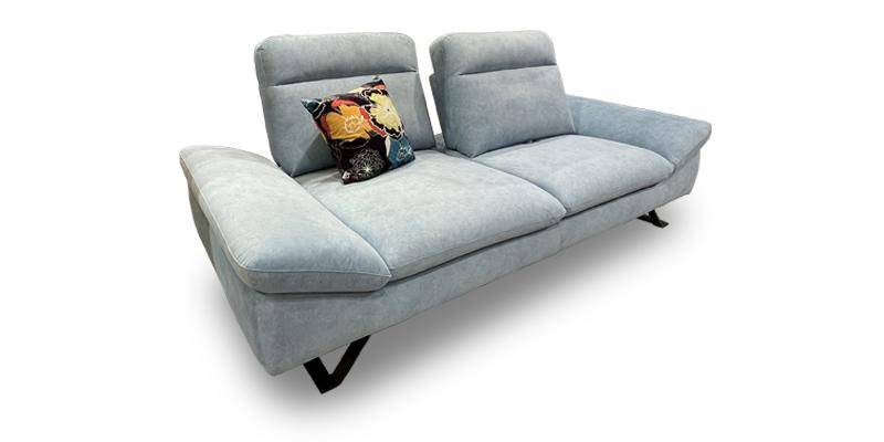 Divano 3 posti con 2 schienali basculanti, in microfibra antimacchia.