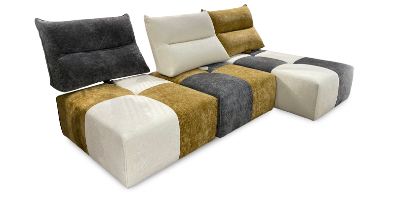 Composizione modulare ad angolo con schienali basculanti composta da n°2 elementi centrali e chaise longue, in tessuto antimacchia.