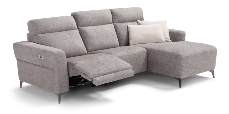 Divano con seduta relax elettrica e chaise longue, in tessuto antimacchia.