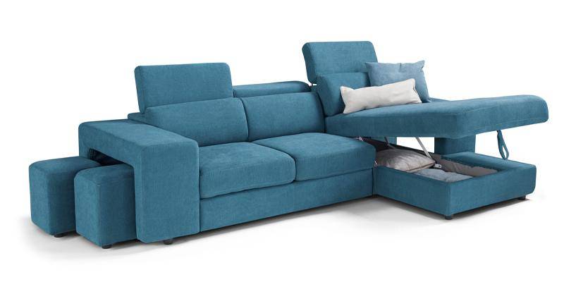 Angolare con maxiseduta “delfino”, braccioli con 2 pouf cad. e chaise longue contenitore, in tessuto tecnico.