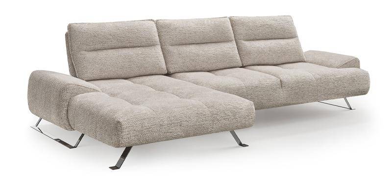 Divano con chaise longue e 3 schienali basculanti, in tessuto antimacchia.