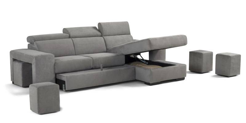Divano con carrello estraibile e chaise longue contenitore, braccioli con pouf, in tessuto antimacchia.
