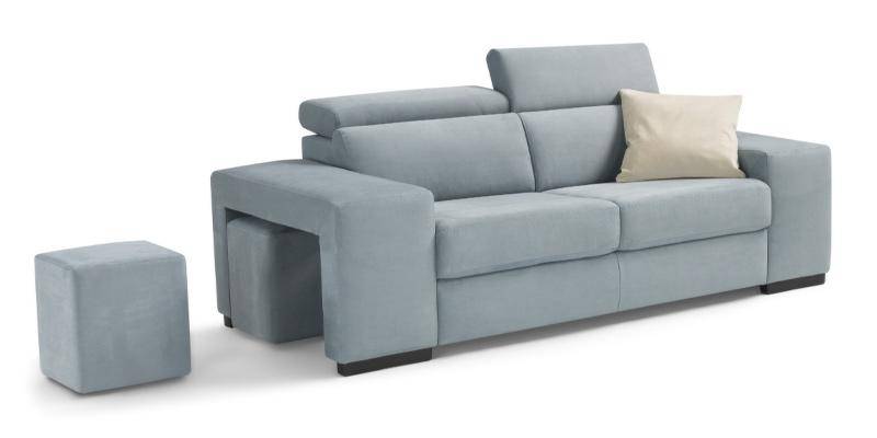Divano 3 posti fisso con bracciolo a 2 pouf, in tessuto antimacchia.