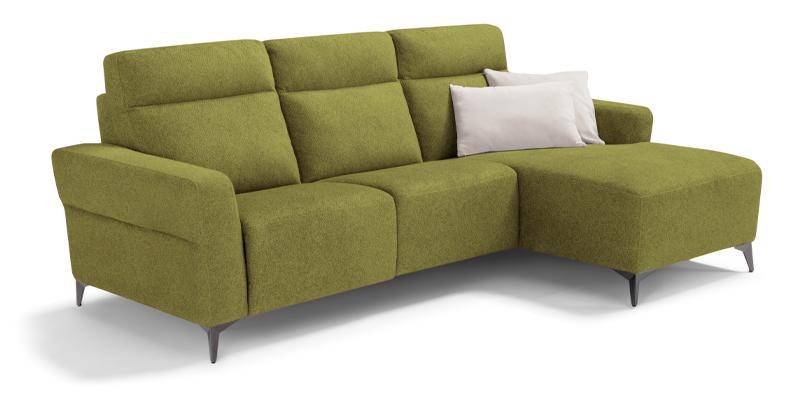 Divano fisso con chaise longue, in tessuto antimacchia. Divano fisso con chaise longue, in tessuto antimacchia.