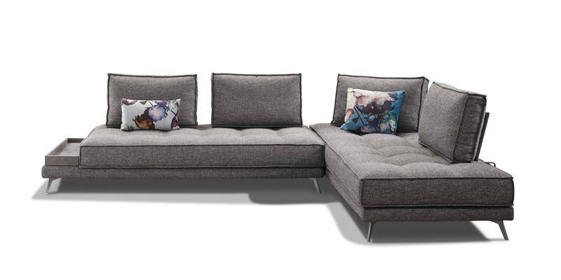 Composizione modulare con terminale 3 posti con schienali movibili e chaise longue, in tessuto antimacchia.