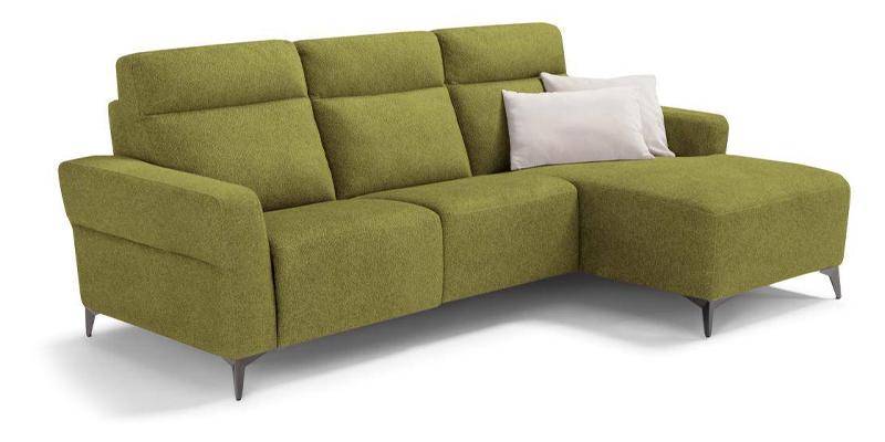 Divano fisso con chaise longue, in tessuto antimacchia.