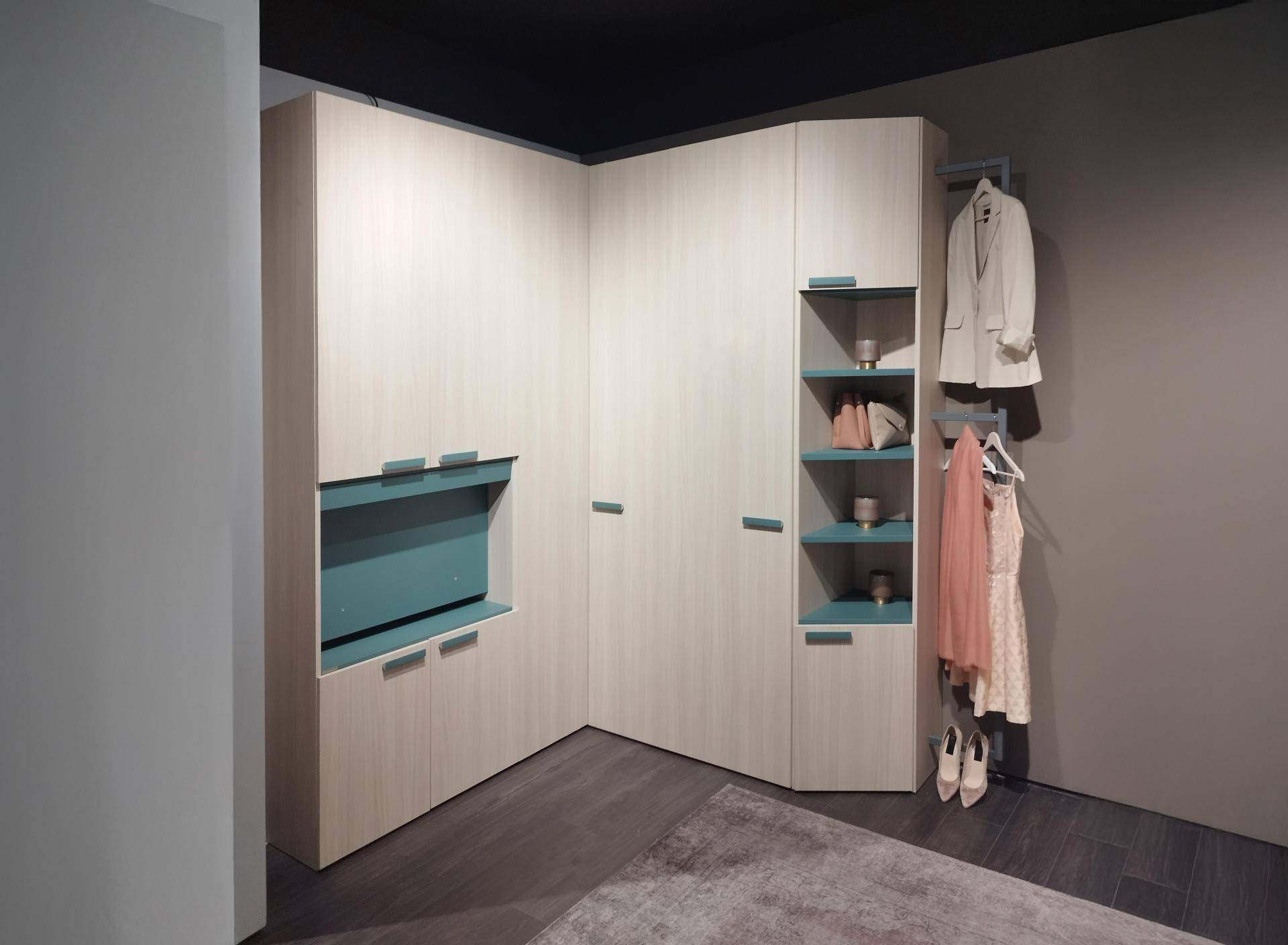 Armadio ad angolo con porta TV