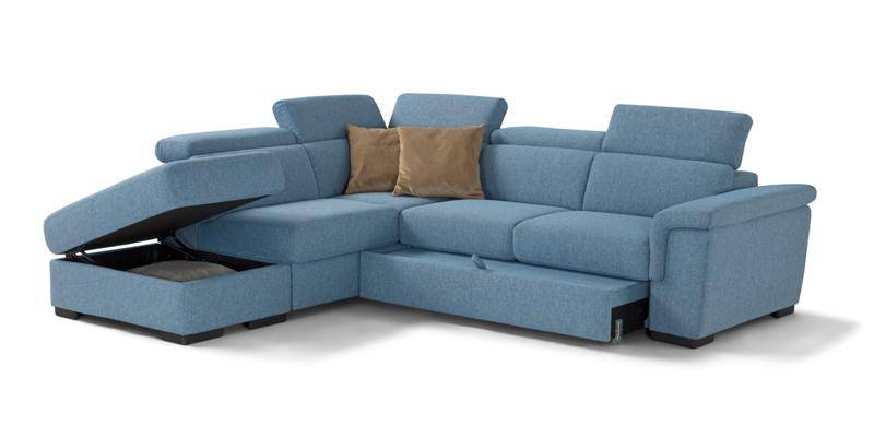 Angolare con carrello estraibile e penisola con pouf contenitore, in tessuto antimacchia. Angolare con carrello estraibile e penisola con pouf contenitore, in tessuto antimacchia.