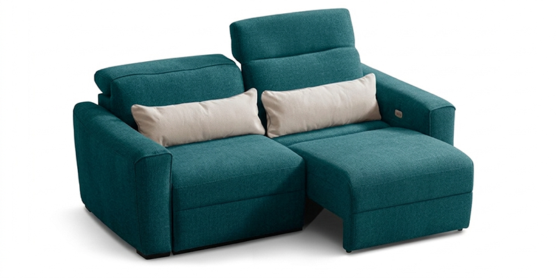 Divano 2 posti con 2 sedute a slitta elettrica, in tessuto antimacchia.