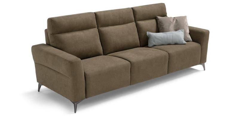 Divano 3 posti fisso, in tessuto antimacchia.