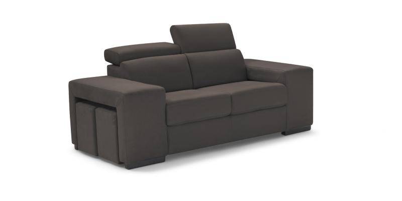 Divano 2 posti fisso con bracciolo a 2 pouf, in tessuto antimacchia.