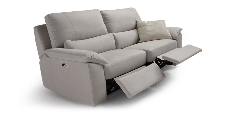 Divano 3 posti con 2 sedute relax elettriche, in microfibra antimacchia.