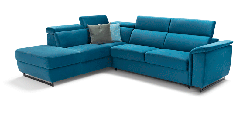 Angolare con letto a ribalta (materasso H.18 cm) e penisola pouf contenitore, in tessuto antimacchia. Angolare con letto a ribalta (materasso H.18 cm) e penisola pouf contenitore, in tessuto antimacchia.