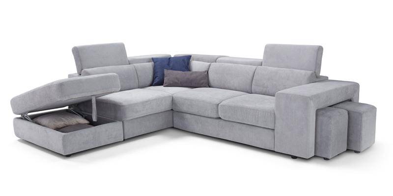 Angolare con maxiseduta “delfino”, bracciolo con 2 pouf e penisola pouf contenitore, in tessuto tecnico.