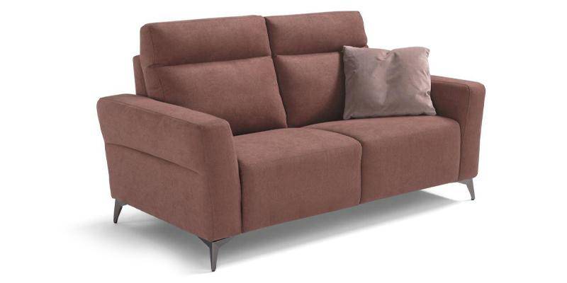 Divano 2 posti fisso, in tessuto antimacchia.