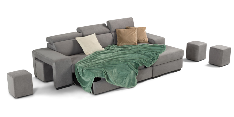 Divano con carrello estraibile e chaise longue, braccioli con 2+2 pouf, in tessuto antimacchia.