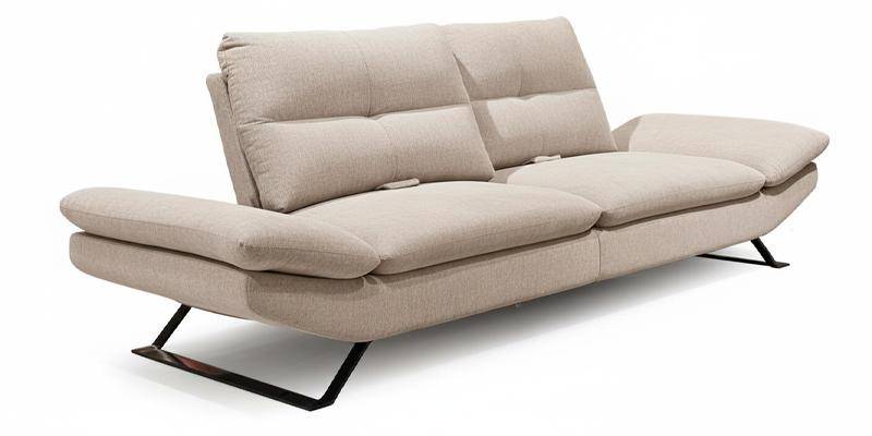 Divano intermedio con 2 schienali basculanti e braccioli regolabili, in tessuto antimacchia.