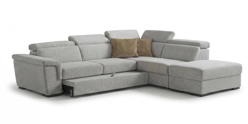 Angolare 3 posti con carrello estraibile e penisola pouf con contenitore, in tessuto antimacchia.