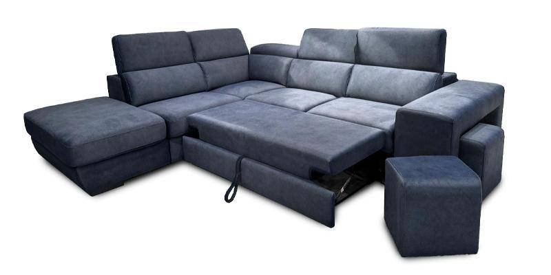 Angolare con maxiseduta “delfino”, bracciolo con 2 pouf estraibili e penisola pouf contenitore, in microfibra antimacchia.